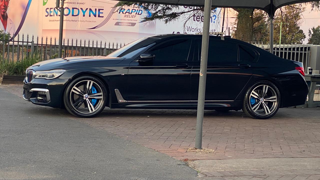 JPU VIP escort BMW 7 Series with emergency light bar
